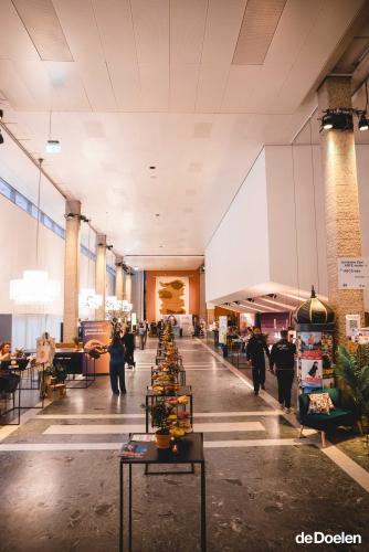 Foyer ingedeeld met mooie tafels en aankleding voor een congres