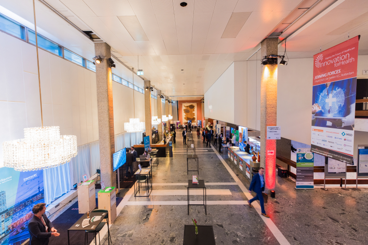 Foyer ingedeeld met banieren en tafels voor een congres