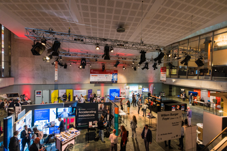 Willem Burger Hal vol met stands en mensen