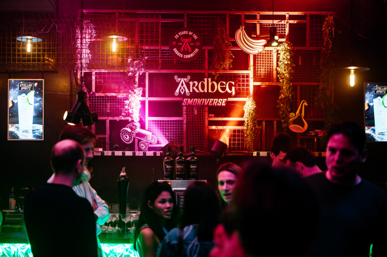 eniet van stijlvolle drinks in een barsetting die meebeweegt met de sfeer van jouw event.