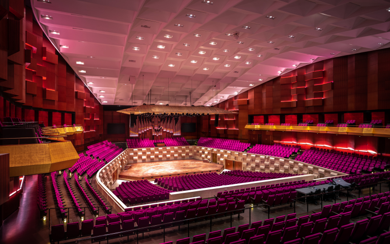 Grote Zaal met 2200 paarse stoelen, leeg zonder mensen
