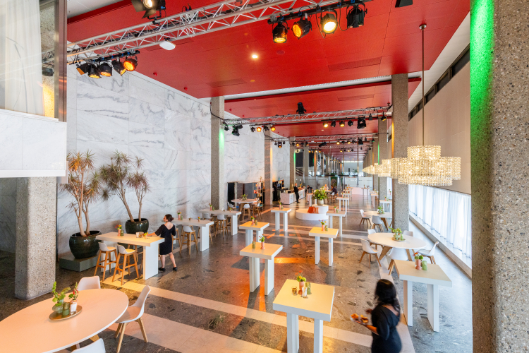 Opstelling van tafels met aankleding voor een borrel