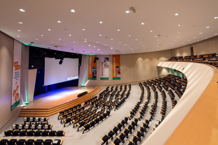 Willem Burger zaal met standaard licht, zonder mensen