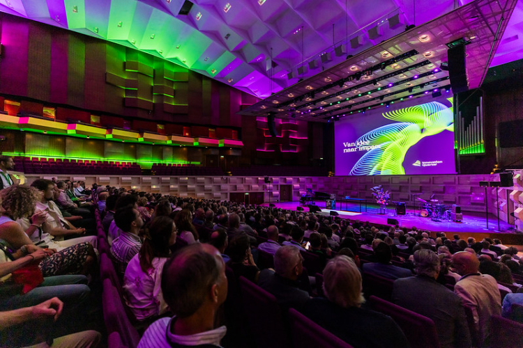 Grote Zaal met presentatie, licht en heel veel mensen
