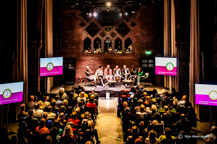 Sprekers op het podium van NCDR 2025