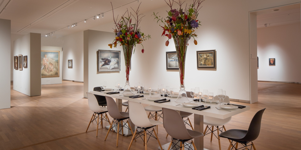 Zittend diner op zaal