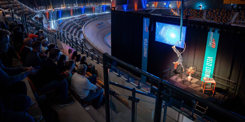 Velo Lounge gecombineerd met tribune en act | Omnisport Apeldoorn
