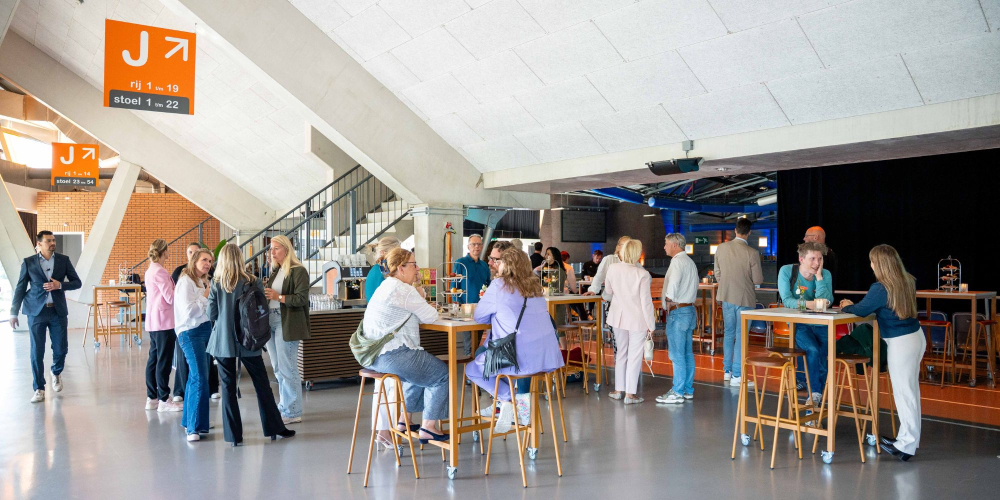Velo Lounge met daglicht in borrelsetting | Omnisport Apeldoorn