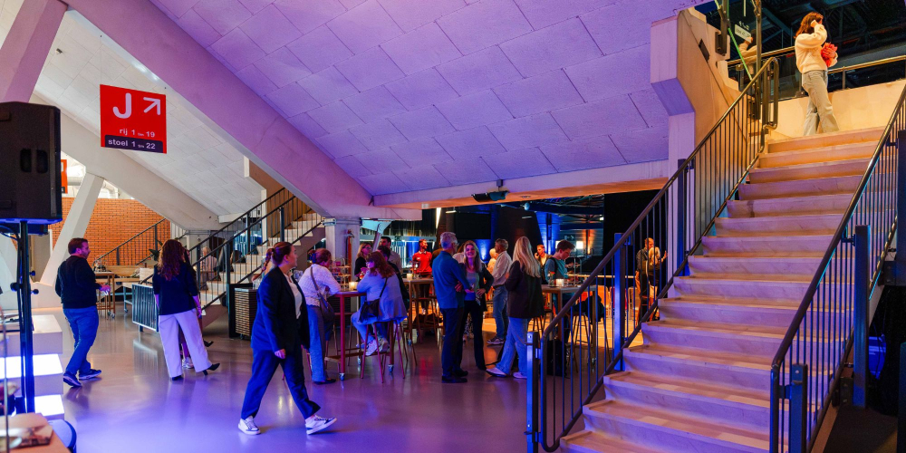 Velo Lounge verduisterd in borrelsetting | Omnisport Apeldoorn