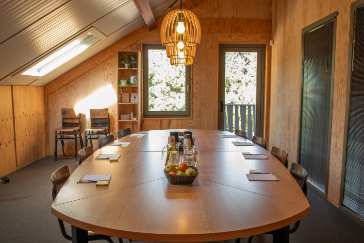 Een lege vergaderzaal met veel natuurlijk licht