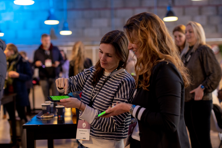 Twee dames spelen de Ice Breaker activiteit van The Box Company