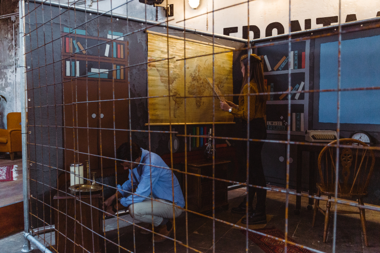 persoon opent slot in Mobiele Escape Room