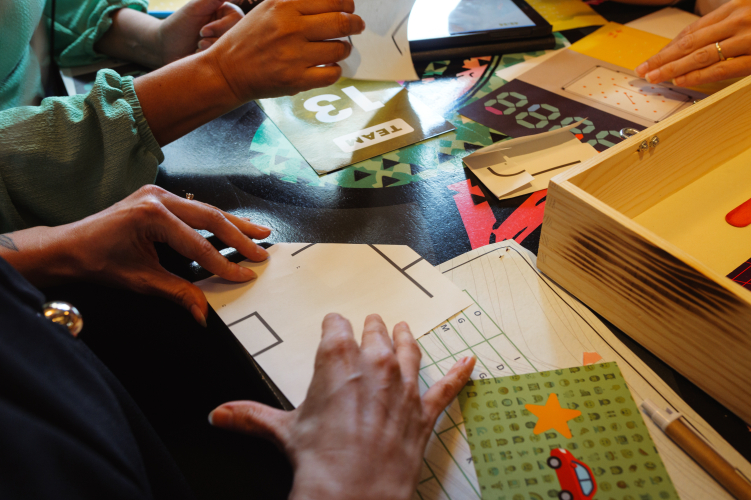 Deelnemers zijn met puzzels bezig van een teambuilding acitivteit op locatie van The Box Company genaamd Connect & Collab!