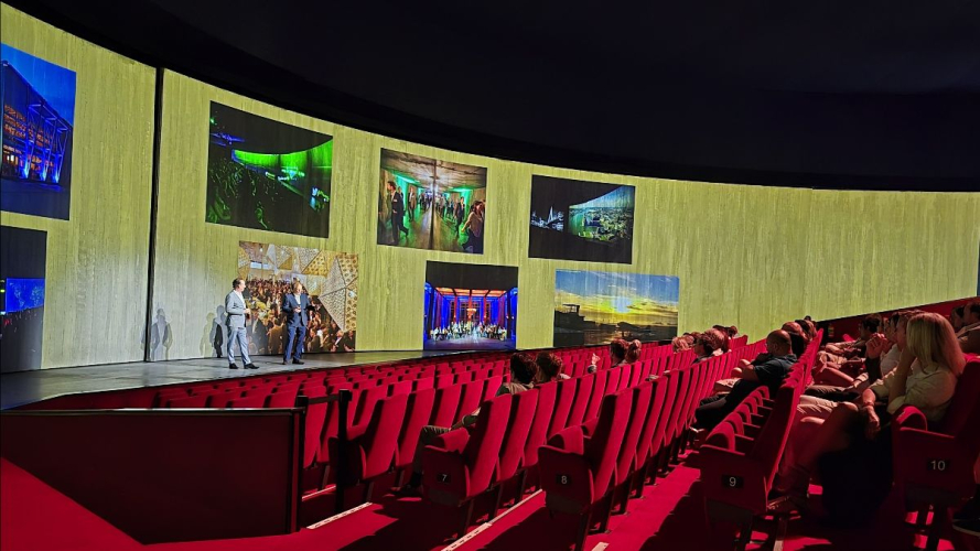 De theaterzaal kan ook al worden ingezet vanaf 50 personen. Ook zonder het draaien van de theaterzaal is deze locatie al uniek. 