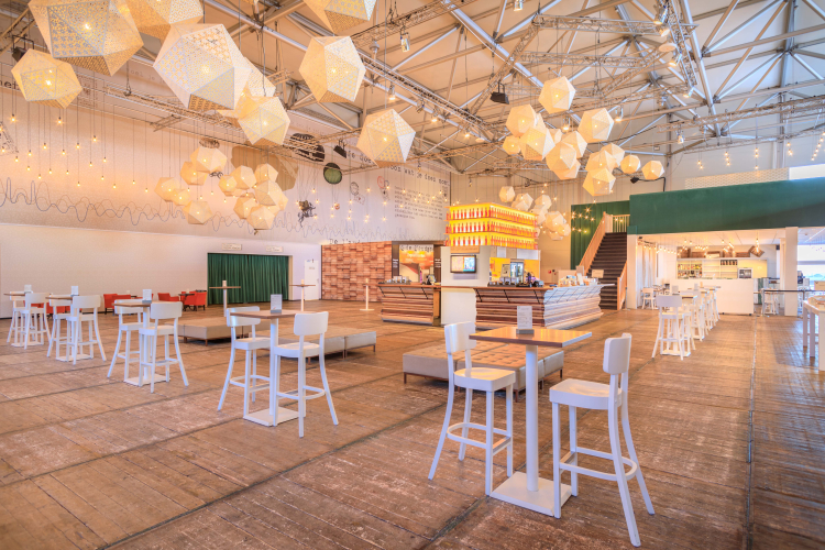 De foyer van de TheaterHangaar kan worden ingezet in combinatie met de theaterzaal voor ontvangst, pauze, borrel, receptie, feest, walking dinner of als subruimte. 