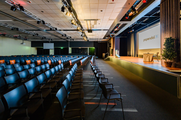 Theateropstelling in de Athenezaal