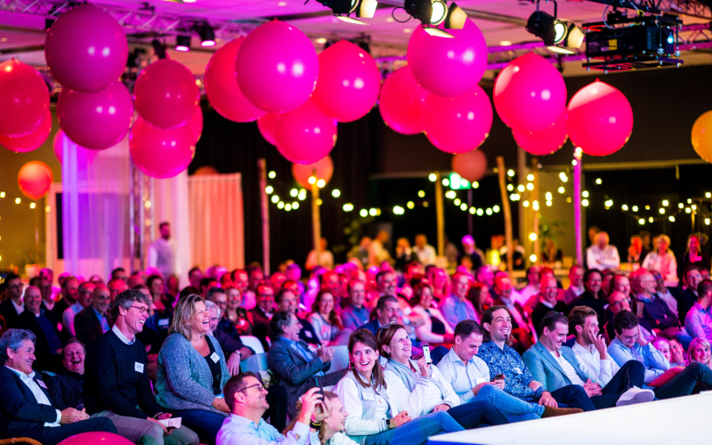 Bedrijfsfeest met aankleding aan het plafond Athenezaal