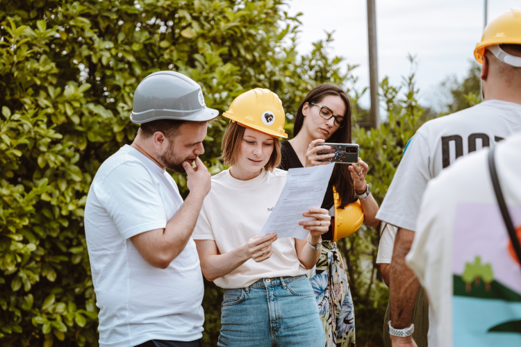 Teamgenoten overleggen bij Chainreaction.