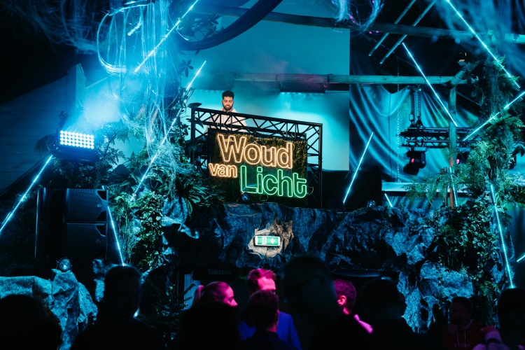Woud van Licht, dj op het podium.