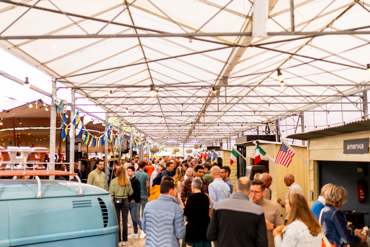 Festivalplein vol met foodhuisjes.