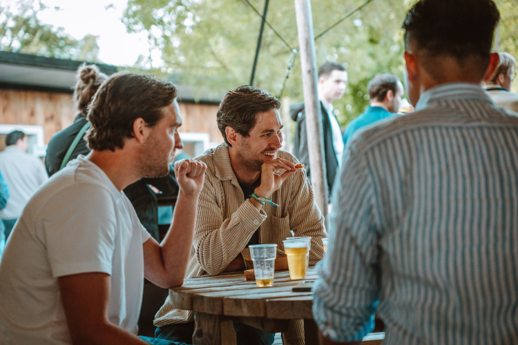 Mannen doen gezellig een drankje.