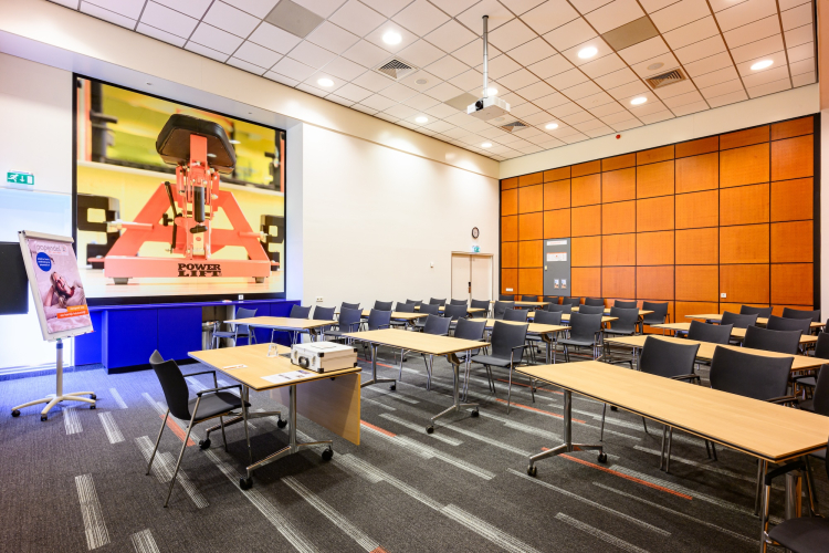 Vergaderzaal in cabaretopstelling op Papendal