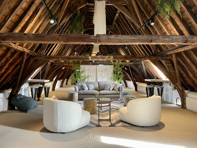 De Loft is een plek waar rust en inspiratie samenkomen, en waar de ruimte is om tot grootse ideeën te komen.  Deze multifunctionele ruimte is ideaal voor diverse doeleinden, heeft de mogelijkheid om koffie en thee te zetten en beschikt over een toillet ruimte.