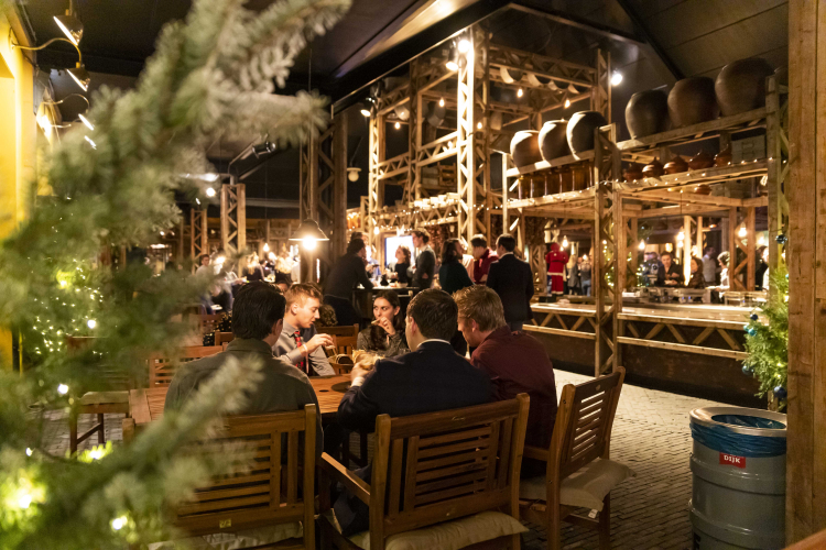 Een indrukwekkende bruincafé sfeervolle ruimte, met veel mogelijkheden voor eten, presentaties en andere gelegenheden
