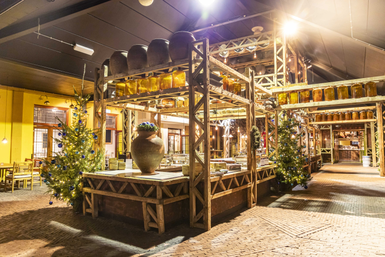 Een indrukwekkende bruincafé sfeervolle ruimte, met veel mogelijkheden voor eten, presentaties en andere gelegenheden