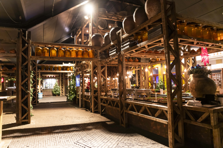 Een indrukwekkende bruincafé sfeervolle ruimte, met veel mogelijkheden voor eten, presentaties en andere gelegenheden