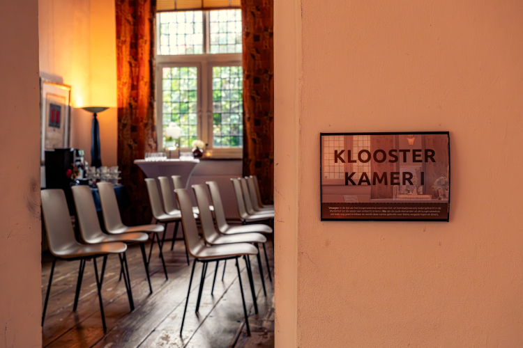 In de Kloosterkamers merkt u meteen dat de geschiedenis van onze evenementenlocatie een rijk verleden kent