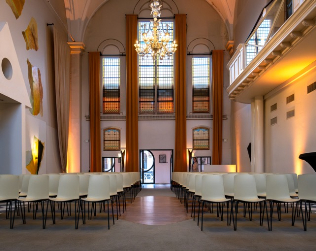 De Singelzaal is een lichte en functionele ruimte met een vaste projectie- en geluidset. Hier kunt u in theateropstelling met gemak 200 gasten laten plaatsnemen. Deze ruimte is gegarandeerd een inspirerende plek die uw gasten zich zeker zullen herinneren.