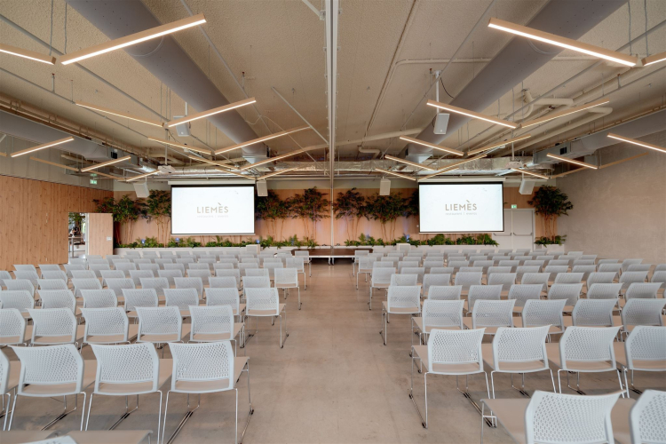 Jobs is een indrukwekkende, hoge en ruimtelijke zaal: perfect voor grote presentaties, congressen en bedrijfsbijeenkomsten. De ruimte is volledig te personaliseren met licht, geluid, visuals en aankleding, zodat elk event een eigen sfeer krijgt. Dankzij de flexibele, geluidsdichte wand is Jobs te splitsen in twee grote zalen, ideaal voor een plenair programma met parallelle break-out sessies. Combineer met de ruime foyer en het overdekte terras voor een complete eventwereld, van inhoudelijk event tot bedrij