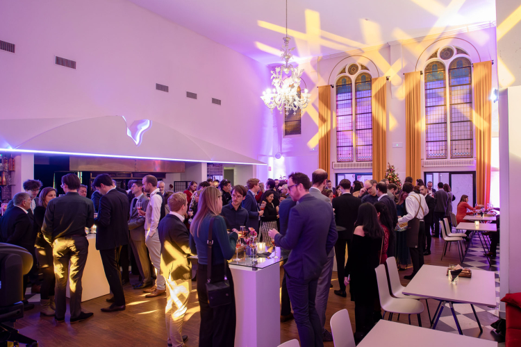 De Rôtisserie, een indrukwekkende ruimte met gebrandschilderde ramen en een hoog plafond. Deze ruimte leent zich perfect voor onder meer ontvangsten en borrels en straalt levendigheid en warmte uit. de Rôtisserie, een indrukwekkende ruimte met gebrandschilderde ramen en een hoog plafond. Deze ruimte leent zich perfect voor onder meer ontvangsten en borrels en straalt levendigheid en warmte uit. 