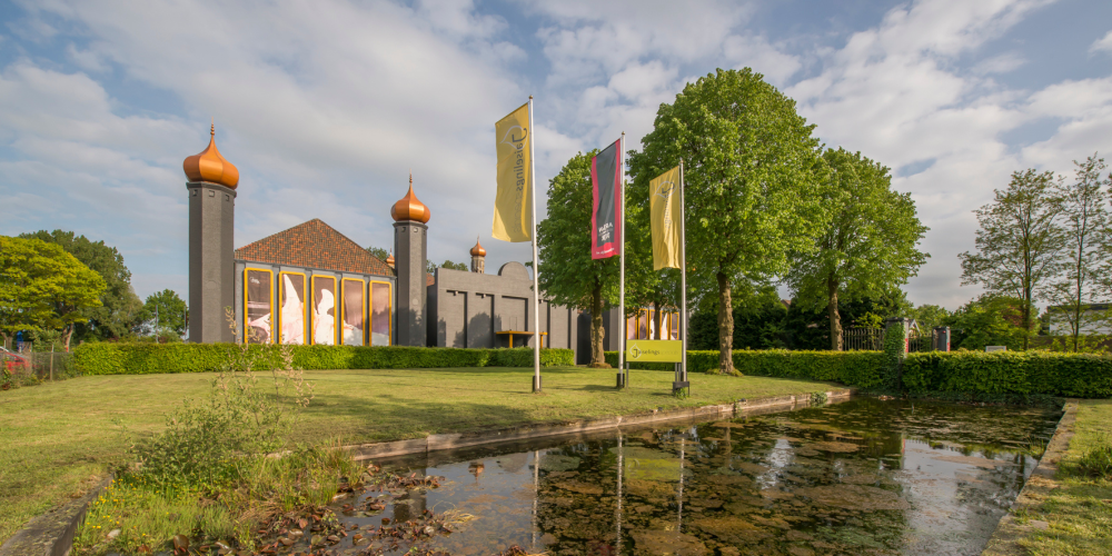Een imposant klooster in Wernhout met indrukwekkende architectuur, omringt met natuur.