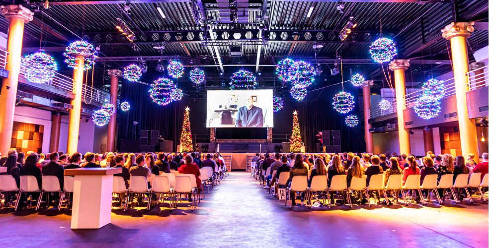 De zaal: Theaterplein in een theater opstelling aangekleed met decor en licht voor een presentatie sessie.