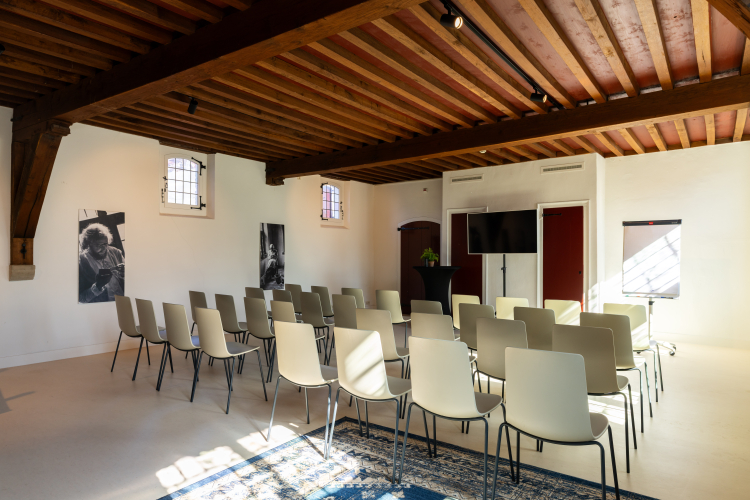 De Studio bevindt zich op de eerste verdieping. De ruimte ademt sfeer dankzij de originele houten balken en het prachtige uitzicht op de kloostertuinen. Perfect voor werken, creëren of bijeenkomen in een inspirerende omgeving.