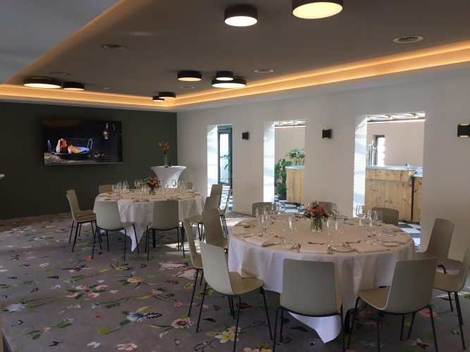 De Tuinkamer is een combinatie van antieke kenmerken met moderne inrichting en is een praktische ruimte voor elke vorm van ontmoeten. Naast dineren is de Tuinkamer ook geschikt voor vergaderingen, presentaties of trainingen.