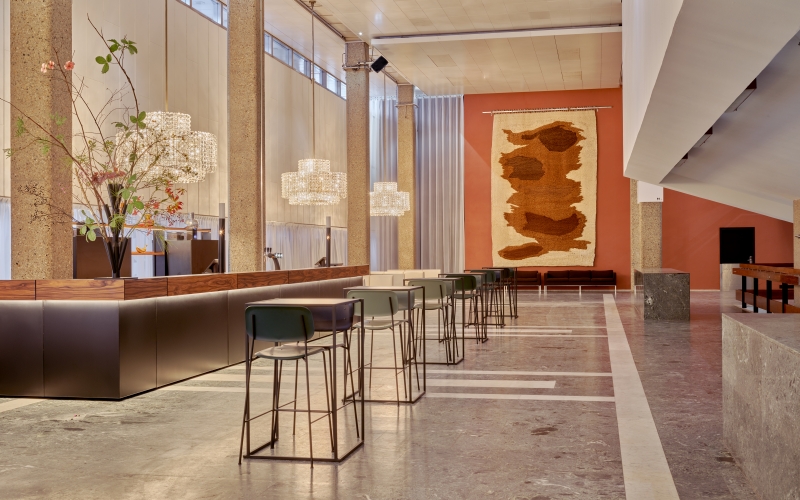 De Jurriaanse Foyer is een lichte en functionele ontvangstruimte binnen de Doelen ICC Rotterdam. De foyer wordt gebruikt voor ontvangst, pauzes, borrels en netwerkbijeenkomsten en sluit direct aan op de Jurriaanse Zaal.