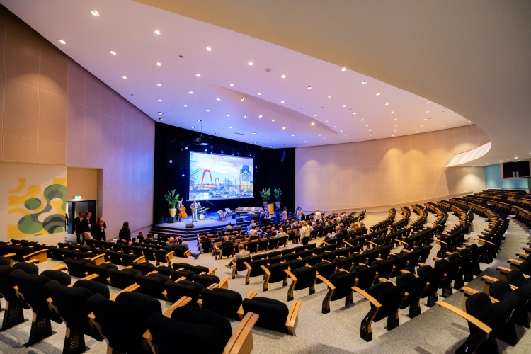 De Willem Burger Zaal is een ruime en moderne congreszaal binnen de Doelen ICC Rotterdam, geschikt voor plenaire sessies, congressen en zakelijke evenementen. Dankzij de flexibele opstelling en uitgebreide technische faciliteiten is de zaal inzetbaar voor zowel live als hybride bijeenkomsten.