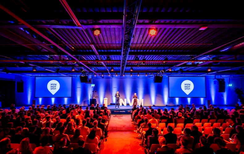 Een groot congres in de naastgelegen Loods. 