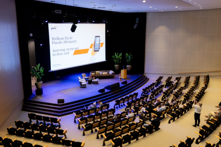 De Willem Burger Zaal is een ruime en moderne congreszaal binnen de Doelen ICC Rotterdam, geschikt voor plenaire sessies, congressen en zakelijke evenementen. Dankzij de flexibele opstelling en uitgebreide technische faciliteiten is de zaal inzetbaar voor zowel live als hybride bijeenkomsten.