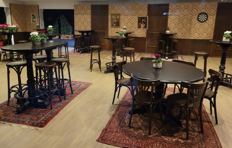 Bruin café decor huren