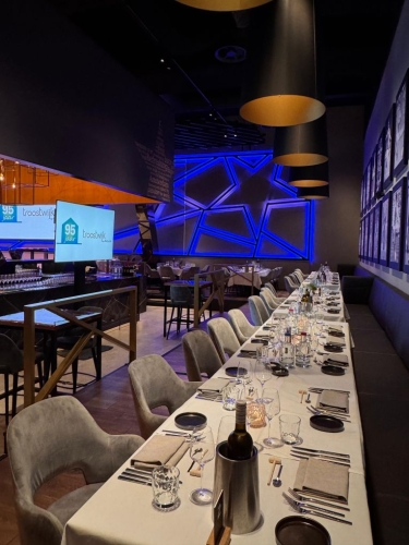 Dit is een foto van een diner.