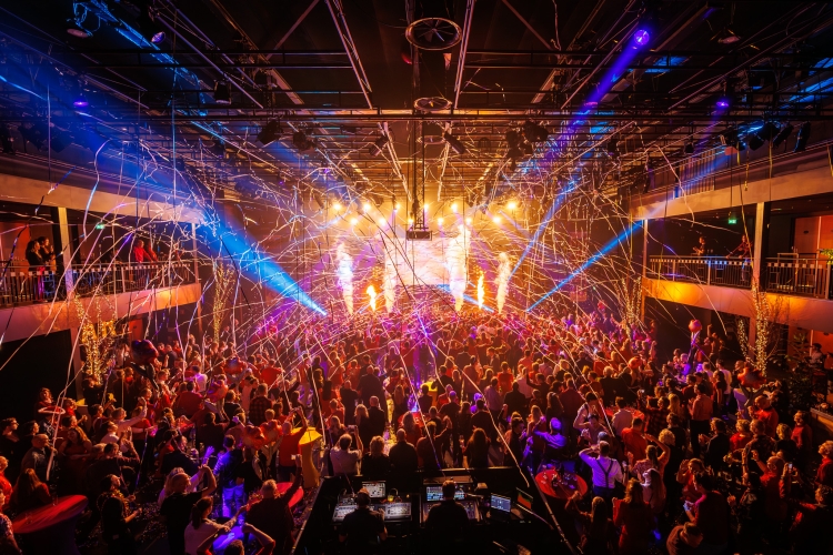 Wil je de regie in handen houden, maar de uitvoering volledig uitbesteden? Je bedrijfsfeest laten organiseren door Hart van Holland betekent zorgeloos toeleven naar de grote dag. Of het nu gaat om een chique gala of een informeel bedrijfsfestival organiseren met foodtrucks en livemuziek; wij bewegen met je mee in opstelling, aankleding en techniek.