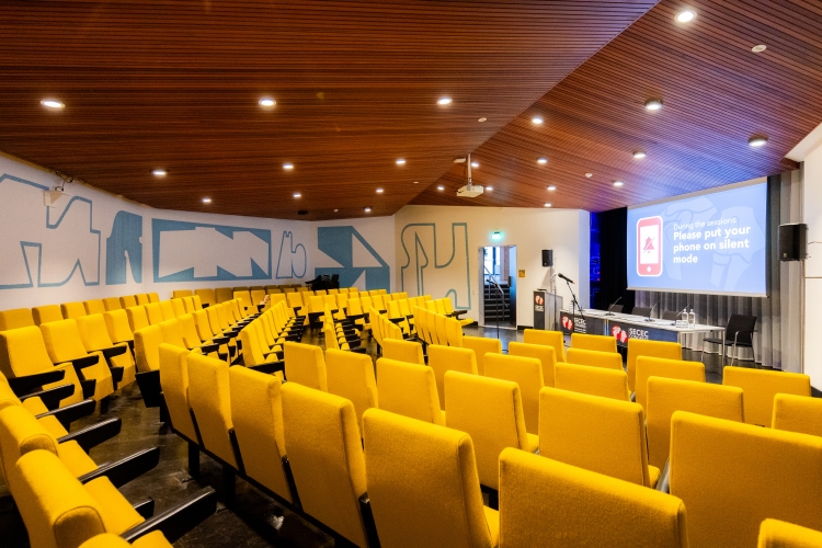 De Van Capellen Zaal is een kleine congreszaal binnen de Doelen ICC Rotterdam en wordt veel ingezet als subzaal tijdens congressen. De zaal heeft een retro uitstraling en is geschikt voor parallelsessies, presentaties en kleinschalige bijeenkomsten.