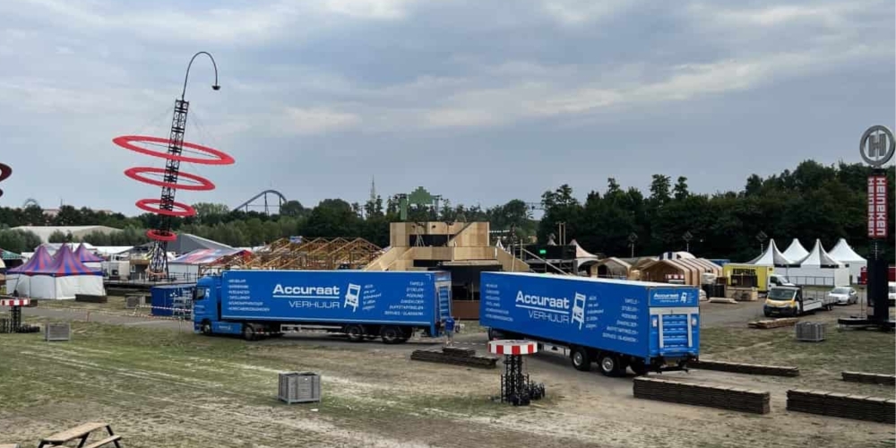 Opbouw van een festivalterrein met tenten en vrachtwagens van Accuraat Verhuur, gespecialiseerd in grootschalige evenementenlogistiek.