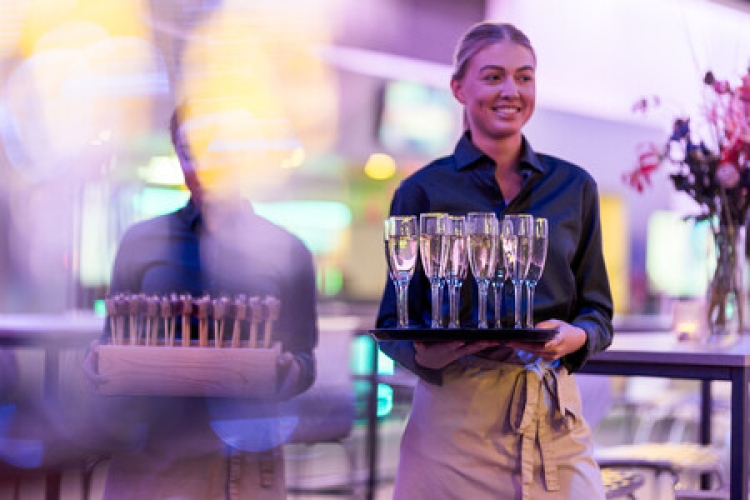 Foto van een meisje van met champagneglazen