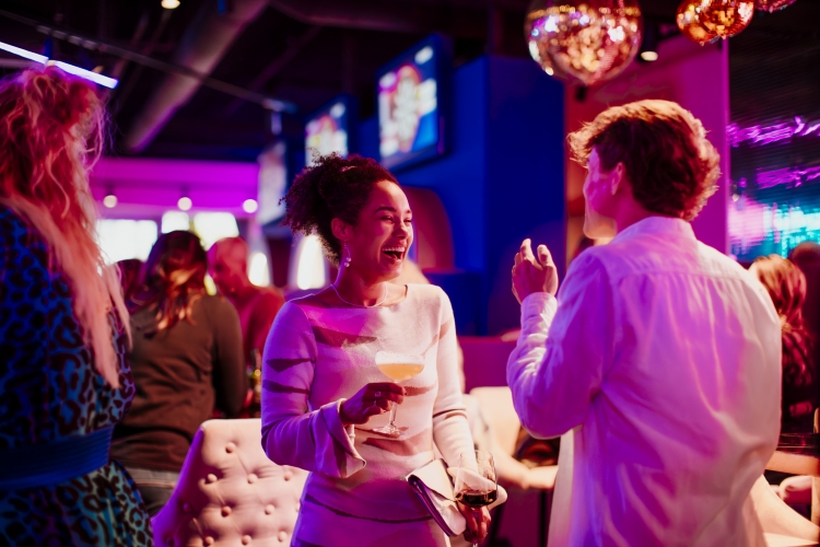 De sfeer tijdens een event bij The All Out