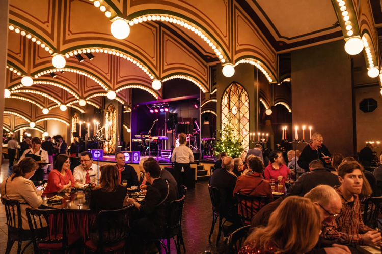 Een mooie sfeervolle ruimte met podium en band